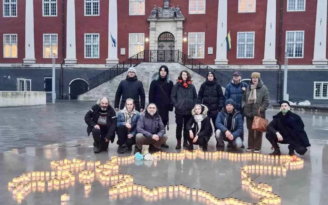 Зажигаем свечи в Нарве в 75-ю годовщину депортаций